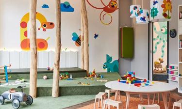 Ein Spielzimmer der Kita kinderzimmer Hammerbrook mit bunten Tieren an der Wand