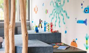 Ein Raum in der Kita kinderzimmer Rübenkamp mit bunten Fischen und einer Krake an der Wand