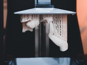 Ein 3D Drucker beim formen einer Figur