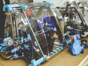 Ein 3D Drucker beim drucken von Gegenständen