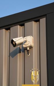 Eine Überwachungskamera hängt an einem Container