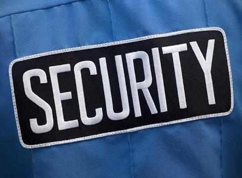 Security Aufnäher auf einer blauen Jacke
