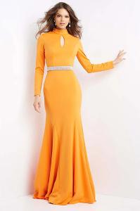 Ein langes Kleid in orange mit langen Ärmeln und einem glitzernden Gürtel um die Taille