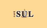 Cafe Sul Logo, braune Schrift mit schwarzem und weißen Rand auf einem beigegelben Untergrund
