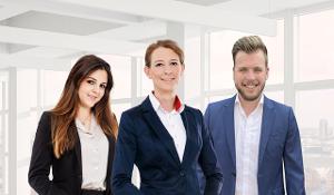 Grossmann & Berger GmbH Team Sachverständigenbüro, zwei Frauen und ein Mann lächeln in die Kamera