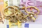 Auf verschiedenen Eurogeldscheinen liegt Goldschmuck