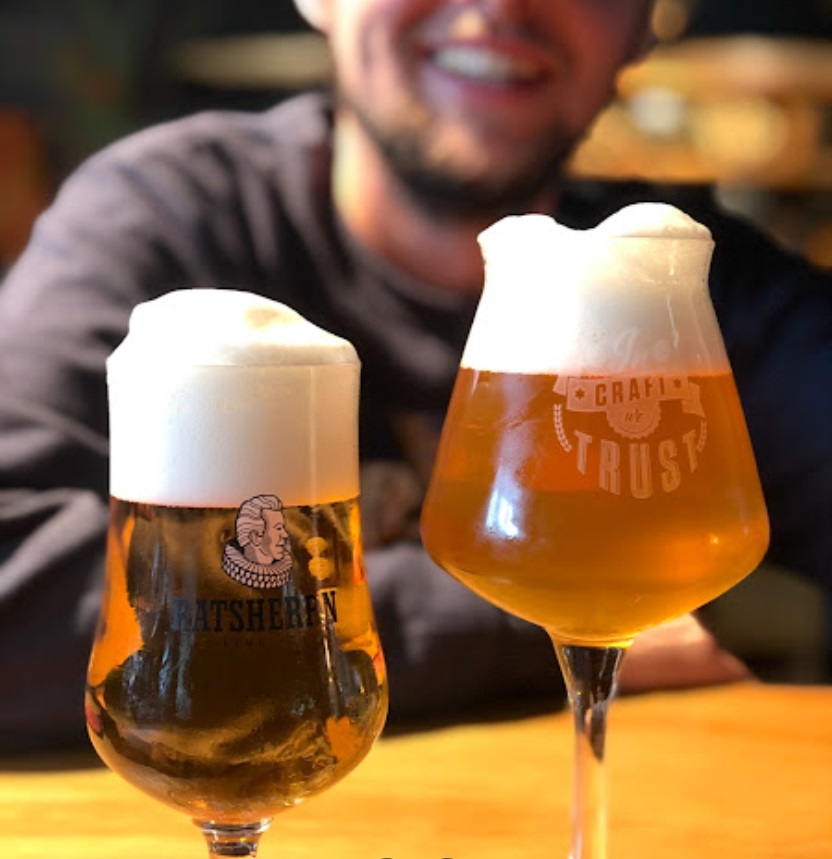 Zwei Gläser Bier stehen auf einem Tresen