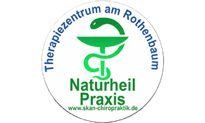 SKAN Chiropraktik Logo, grüne und blaue Schrift in einem weißen Kreis mit einer grünen Schlange um einen Standbrunnen