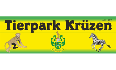 Tierpark Krüzen Logo, schwartze Schrift auf grüngelbem Untergrund, ein Affe auf der linken und ein Zebra auf der rechten Seite