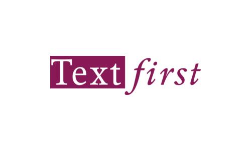 Text first Logo mit weißer Schrift auf pink und pinker Schrift auf weiß