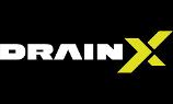 DrainX Logo, weiße Schrift und gelbes x auf schwarzem Untergrund