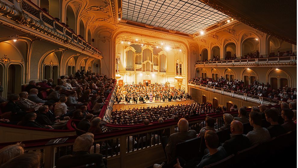  Konzertsaal mit Orchester auf der Bühne, und Publikum
