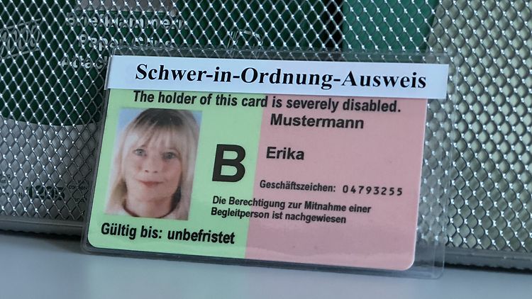 Schwerbehindertenausweis in einer Plastikhülle mit der Aufschrift „Schwer-in-Ordnung-Ausweis“