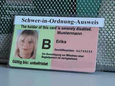  Schwerbehindertenausweis in einer Plastikhülle mit der Aufschrift „Schwer-in-Ordnung-Ausweis“