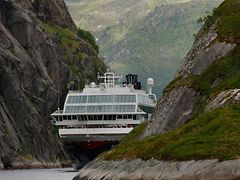  Die Midnatsol fährt durch den Trollfjord in Norwegen.