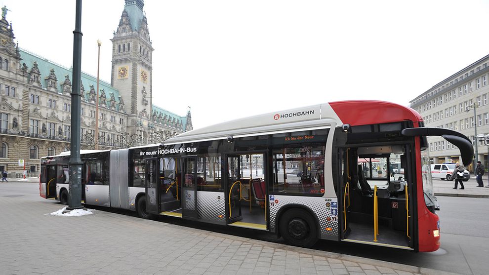 Batteriebus ohne Fahrgäste vor dem Hamburger Rathaus
