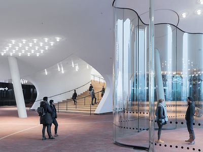 Ausschnitt der Plaza der Elbphilharmonie mit Besucherinnen und Besuchern