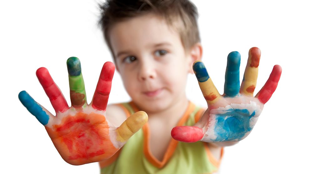 Kind mit bunter Farbe an den Fingern