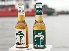  Elbler Flaschen vor der Elbe