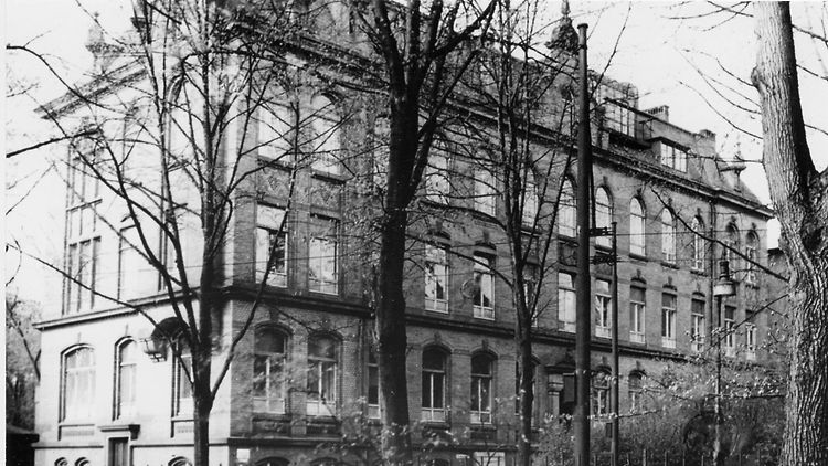  Das Institutsgebäude in der Jungiusstraße