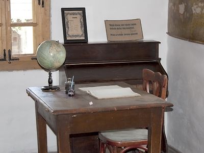  altes Klassenzimmer mit alten Möbeln