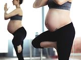  schwangere Frau macht Yogaübung