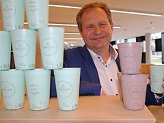  Umweltsenator Jens Kerstan mit den neuen Hamburger Pfandbechern "Moin Hamburg" von Recup