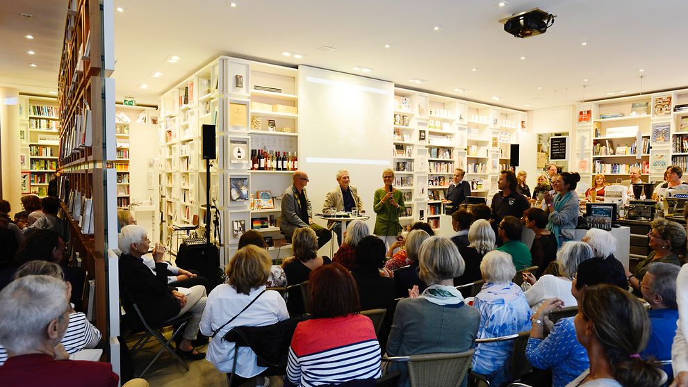 Publikum bei der Lesung von Michael O. R Kröher und Wolfgang Gröger-Meier in der Buchhandlung "stories!"