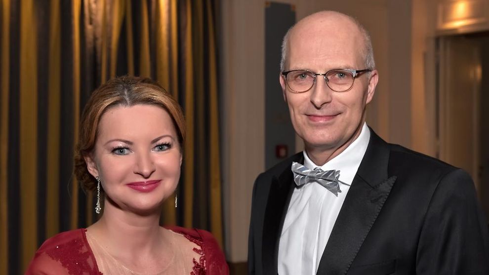 Bürgermeister Peter Tschentscher und Oksana Tarasyuk auf dem Jahresessen des Konsularkorps