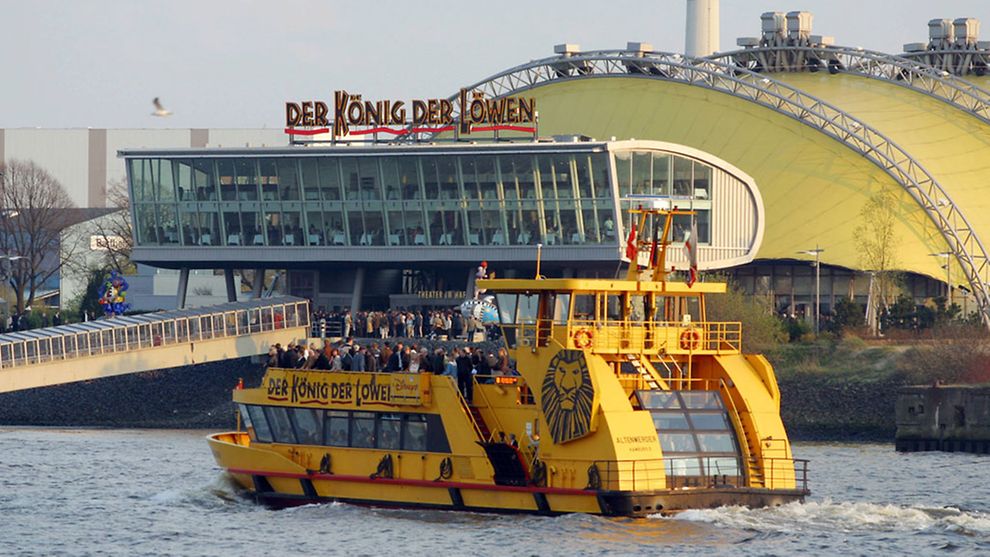 Das König der Löwen Shuttle auf der Elbe vor dem Musicaltheater