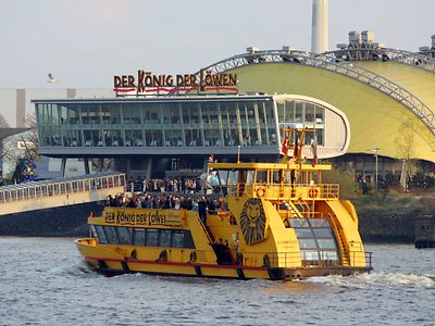  Das König der Löwen Shuttle auf der Elbe vor dem Musicaltheater