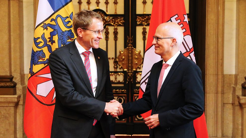 Begrüßung zwischen Ministerpräsident Daniel Günther und Bürgermeister Peter Tschentscher