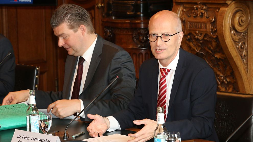 Finanzsenator Dressel und Bürgermeister Tschentscher stellen den Haushalt 2018/2019 bei der Pressekonferenz vor