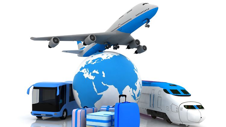  Flugzeug, Bus, Zug und Koffer in Blautönen rund um eine Erdkugel platziert. Bildsymbol für Reisen.
