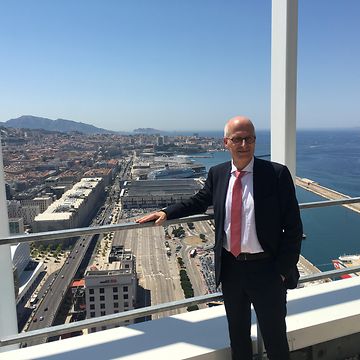  Bürgermeister Peter Tschentscher auf dem Dach des im Bau befindlichen Hochhauses „La Marseillaise“