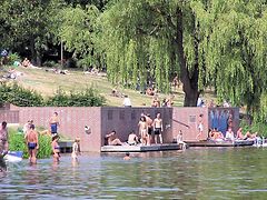  Besucher baden im Naturbad im Stadtparksee Winterhude