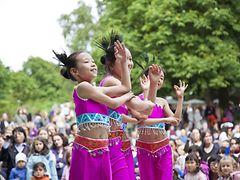  Schülerinnen der HanHua Schule führen traditionellen chinesischen Tanz vor