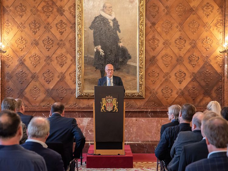  Hamburgs Erster Bürgermeister am Redepult im Rathaus