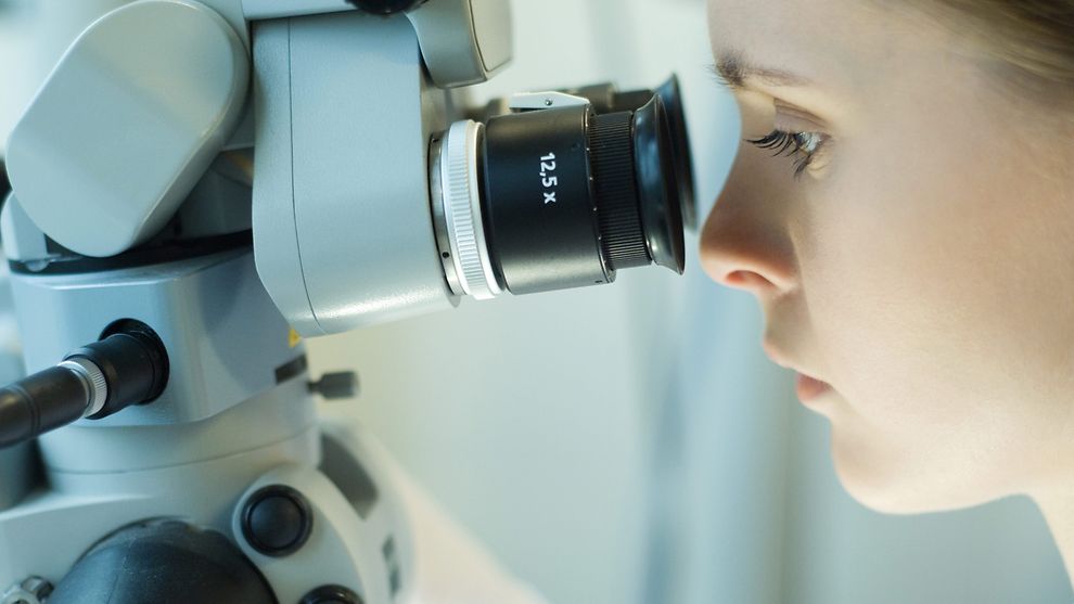 Motivbild Wissenschaft: Frau am Mikroskop