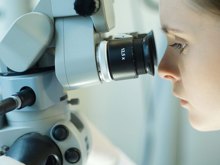  Motivbild Wissenschaft: Frau am Mikroskop