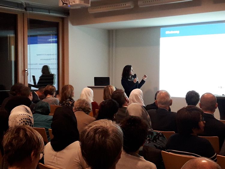  Birte Steller zeigt Wege für geflüchtete Frauen in den Arbeitsmarkt an Hand einer PowerPointPräsentation