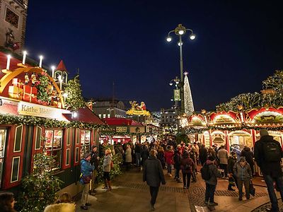  Weihnachtsmarkt vor dem Hamburger Rathaus