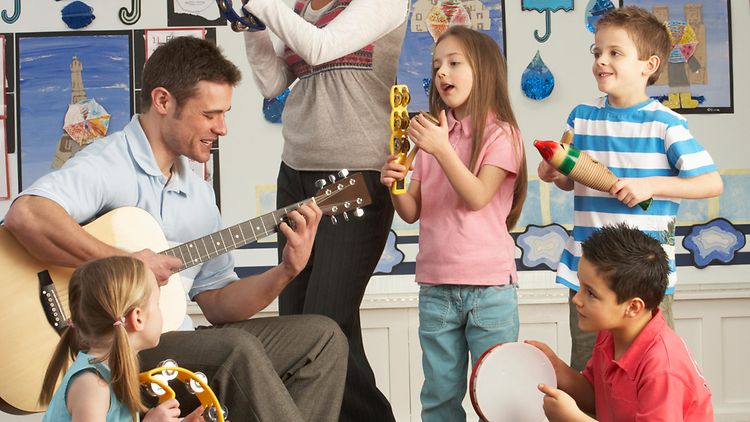  Kinder und Eltern Musik und Rhythmik