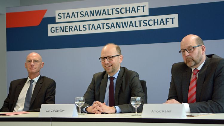  Generalstaatsanwalt Dr. Jörg Fröhlich, Justizsenator Dr. Till Steffen und Arnold Keller, Leiter der Zentralstelle Staatsschutz (v.l.n.r.)