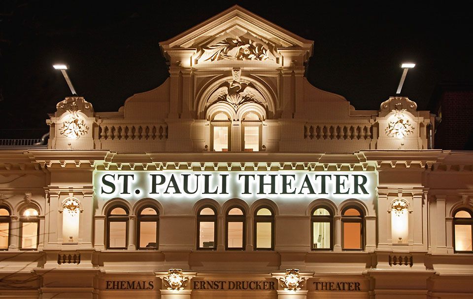 Nachtaufnahme des Theatergebäudes