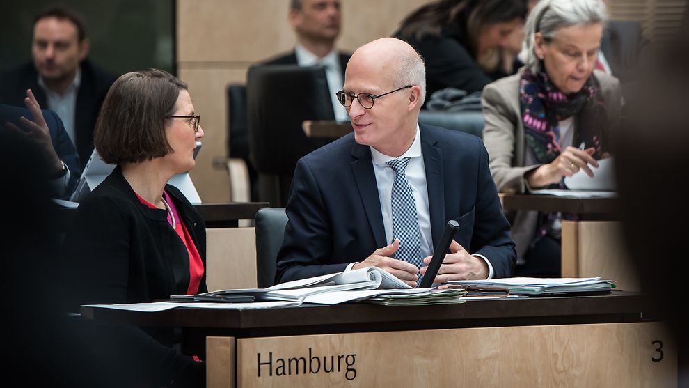 Bürgermeister Peter Tschentscher und Staatsrätin Annette Tabbara im Bundesrat.