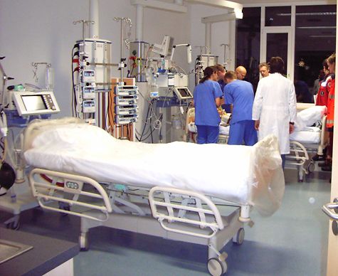 Krankenhausbett / Intensivstation