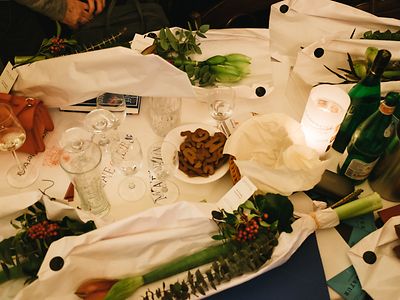  Stillleben mit weißer Tischdecke, Blume und Gläsern