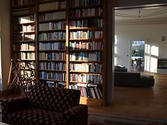  Bibliothek mit Blick in den Wohnraum