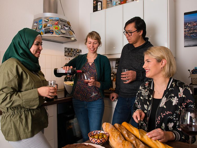  Die Fotos zeigen die beiden Gastgeberinnen Sofia und Isa mit ihren Gästen Ekram und Asad beim Abendessen.